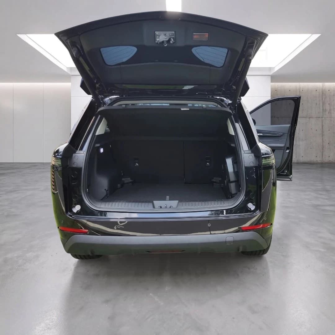 Ruang bagasi Jaecoo J5 EV Premium dengan pintu belakang terbuka