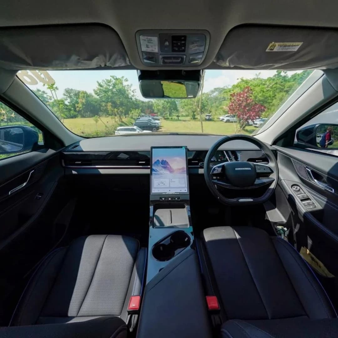 Interior Jaecoo J5 EV Premium dengan setir kanan dan layar sentuh vertikal